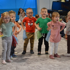 Dzieci uczestniczą w obchodach Dnia Edukacji Narodowej.