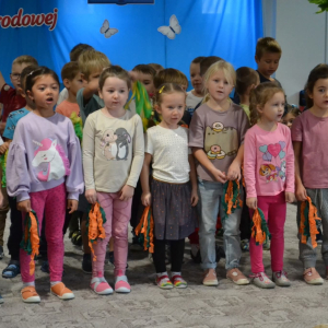 Dzieci uczestniczą w obchodach Dnia Edukacji Narodowej.