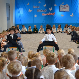 Dzieci uczestniczą w obchodach Dnia Edukacji Narodowej.