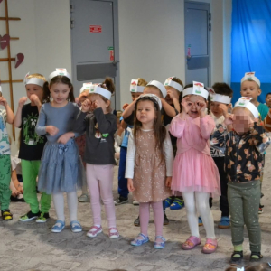 Dzieci uczestniczą w obchodach Dnia Edukacji Narodowej.