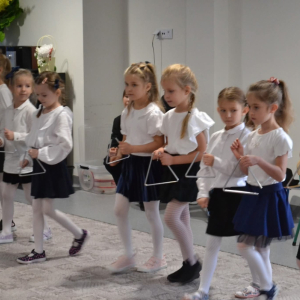 Dzieci uczestniczą w obchodach Dnia Edukacji Narodowej.