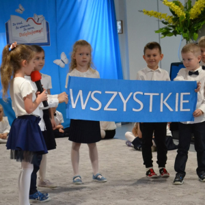 Dzieci uczestniczą w obchodach Dnia Edukacji Narodowej.