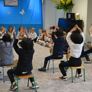 Dzieci uczestniczą w obchodach Dnia Edukacji Narodowej.