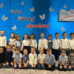 Dzieci uczestniczą w obchodach Dnia Edukacji Narodowej.