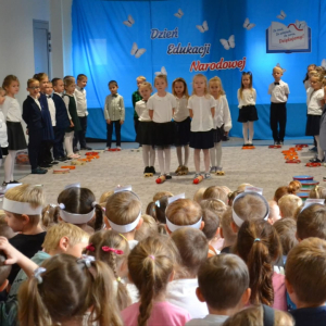 Dzieci uczestniczą w obchodach Dnia Edukacji Narodowej.