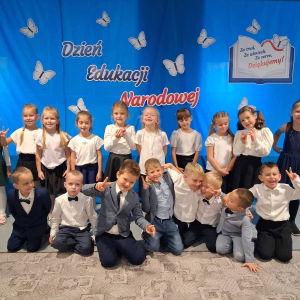Dzieci uczestniczą w obchodach Dnia Edukacji Narodowej.