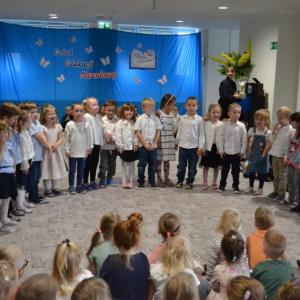 Dzieci uczestniczą w obchodach Dnia Edukacji Narodowej.