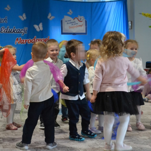 Dzieci uczestniczą w obchodach Dnia Edukacji Narodowej.