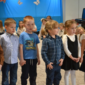 Dzieci uczestniczą w obchodach Dnia Edukacji Narodowej.