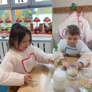 Dzieci uczestniczą w eksperymencie naukowym.