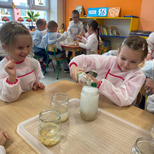 Dzieci uczestniczą w eksperymencie naukowym.