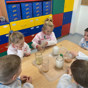 Dzieci uczestniczą w eksperymencie naukowym.