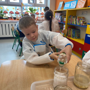 Dzieci uczestniczą w eksperymencie naukowym.