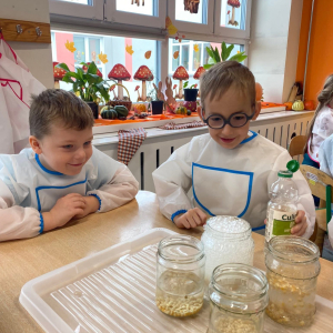 Dzieci uczestniczą w eksperymencie naukowym.