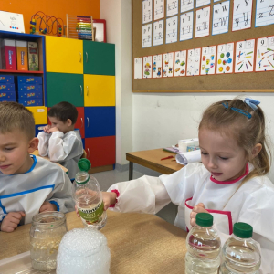 Dzieci uczestniczą w eksperymencie naukowym.