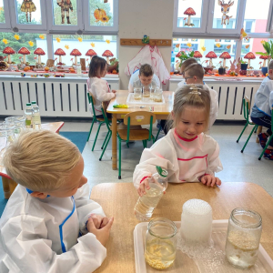 Dzieci uczestniczą w eksperymencie naukowym.