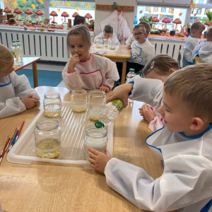 Dzieci uczestniczą w eksperymencie naukowym.