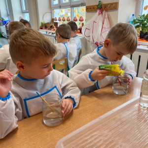 Dzieci uczestniczą w eksperymencie naukowym.