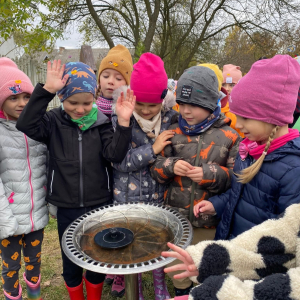 Dzieci biorą udział w wycieczce "Ranczo Artemidy w Nowej Górze ".