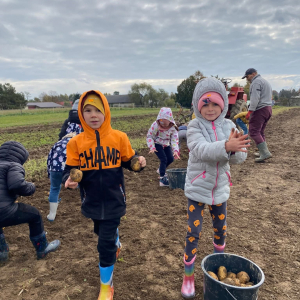 Dzieci biorą udział w wycieczce "Ranczo Artemidy w Nowej Górze ".