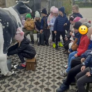 Dzieci biorą udział w wycieczce "Ranczo Artemidy w Nowej Górze ".