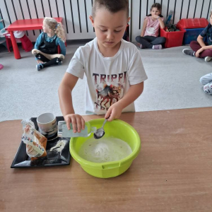 Dzieci realizują program edukacyjny „Czuciaki z krainy emocji”.