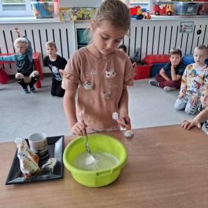 Dzieci realizują program edukacyjny „Czuciaki z krainy emocji”.