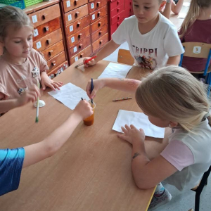 Dzieci realizują program edukacyjny „Czuciaki z krainy emocji”.