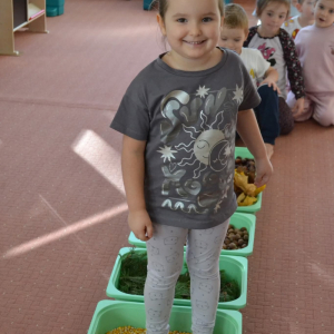 Spacer po jesiennej ścieżce sensorycznej, wykonanej z naturalnych materiałów.