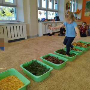 Spacer po jesiennej ścieżce sensorycznej, wykonanej z naturalnych materiałów.