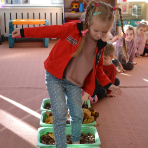 Spacer po jesiennej ścieżce sensorycznej, wykonanej z naturalnych materiałów.