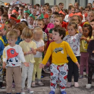 Przedszkolaki uczestniczą w obchodach Jesiennego Festiwalu Warzywno-Owocowego.