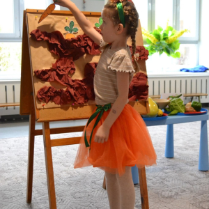 Przedszkolaki uczestniczą w obchodach Jesiennego Festiwalu Warzywno-Owocowego.