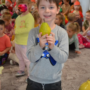 Przedszkolaki uczestniczą w obchodach Jesiennego Festiwalu Warzywno-Owocowego.