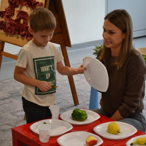 Przedszkolaki uczestniczą w obchodach Jesiennego Festiwalu Warzywno-Owocowego.