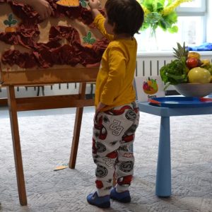 Przedszkolaki uczestniczą w obchodach Jesiennego Festiwalu Warzywno-Owocowego.