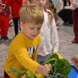 Przedszkolaki uczestniczą w obchodach Jesiennego Festiwalu Warzywno-Owocowego.