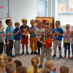 Przedszkolaki uczestniczą w obchodach Jesiennego Festiwalu Warzywno-Owocowego.