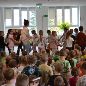 Przedszkolaki uczestniczą w obchodach Jesiennego Festiwalu Warzywno-Owocowego.