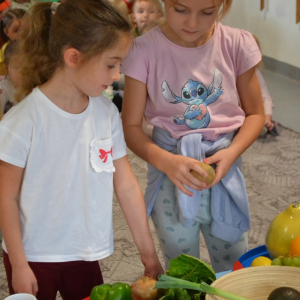 Przedszkolaki uczestniczą w obchodach Jesiennego Festiwalu Warzywno-Owocowego.