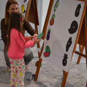 Przedszkolaki uczestniczą w obchodach Jesiennego Festiwalu Warzywno-Owocowego.