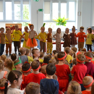 Przedszkolaki uczestniczą w obchodach Jesiennego Festiwalu Warzywno-Owocowego.