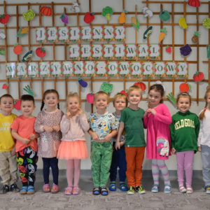 Przedszkolaki uczestniczą w obchodach Jesiennego Festiwalu Warzywno-Owocowego.