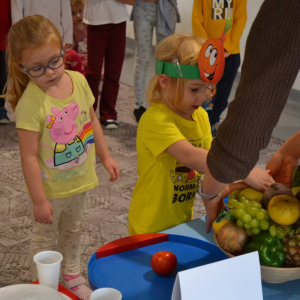 Przedszkolaki uczestniczą w obchodach Jesiennego Festiwalu Warzywno-Owocowego.