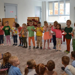 Przedszkolaki uczestniczą w obchodach Jesiennego Festiwalu Warzywno-Owocowego.