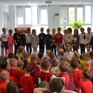 Przedszkolaki uczestniczą w obchodach Jesiennego Festiwalu Warzywno-Owocowego.