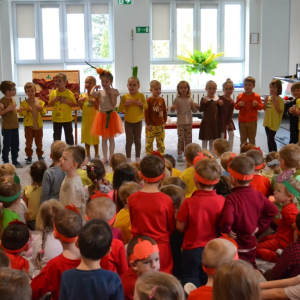 Przedszkolaki uczestniczą w obchodach Jesiennego Festiwalu Warzywno-Owocowego.