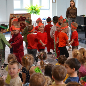 Przedszkolaki uczestniczą w obchodach Jesiennego Festiwalu Warzywno-Owocowego.