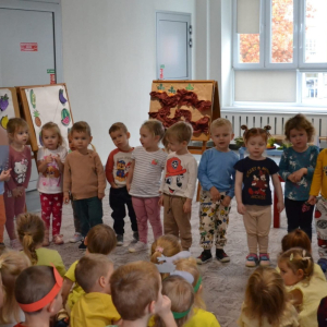 Przedszkolaki uczestniczą w obchodach Jesiennego Festiwalu Warzywno-Owocowego.
