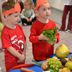 Przedszkolaki uczestniczą w obchodach Jesiennego Festiwalu Warzywno-Owocowego.